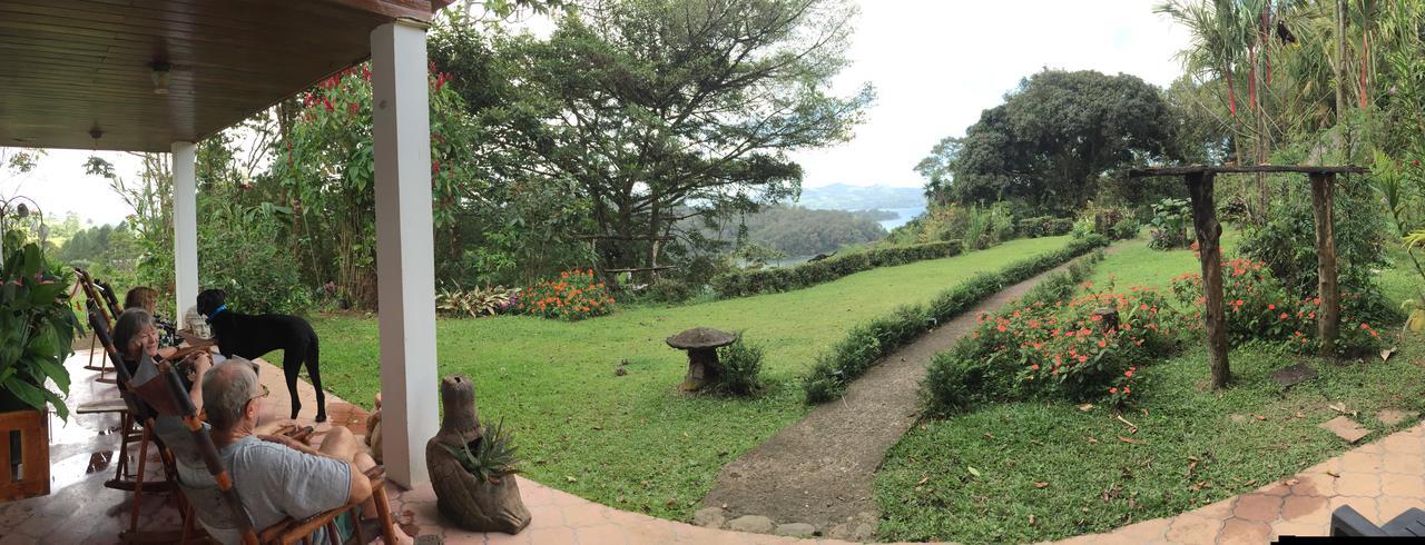 Chalet Nicholas Bed & Breakfast Nuevo Arenal Exterior foto